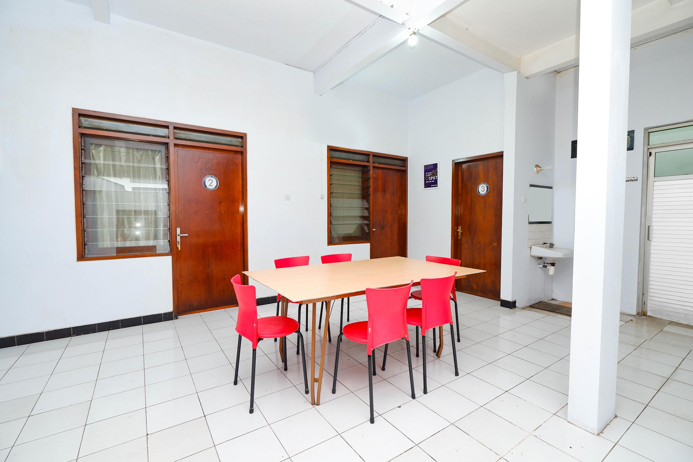 Oyo 2240 Simpang Tujuh Residence Kudus Экстерьер фото