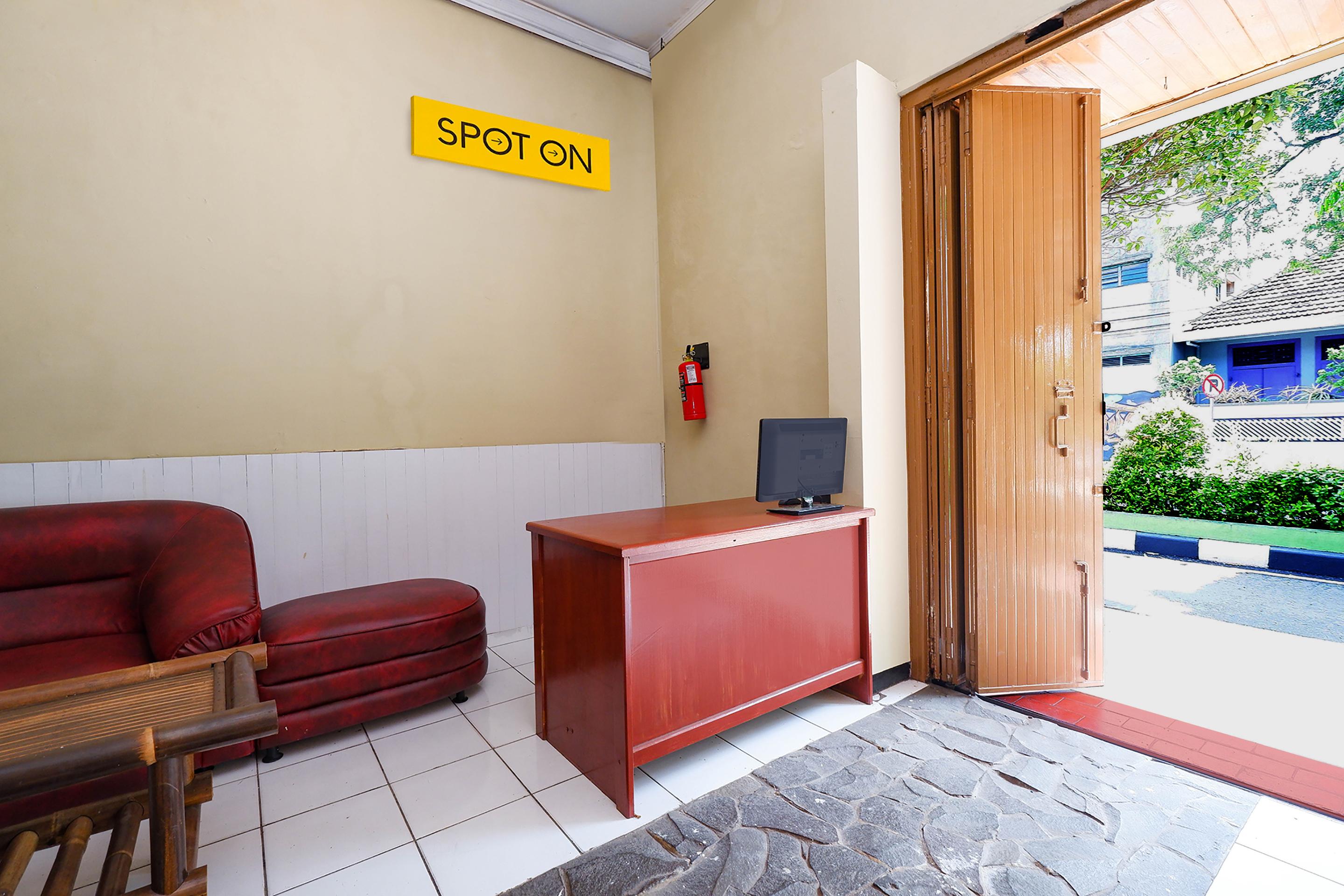 Oyo 2240 Simpang Tujuh Residence Kudus Экстерьер фото